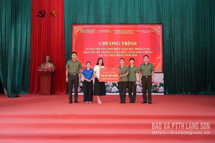 Đại diện các đơn vị trao biểu trưng tặng 500 cây keo giống cho UBND xã Thụy Hùng