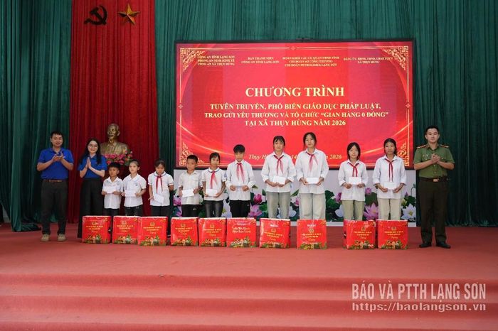 Đại diện các đơn vị trao quà cho học sinh có hoàn cảnh khó khăn trên địa bàn xã Thụy Hùng