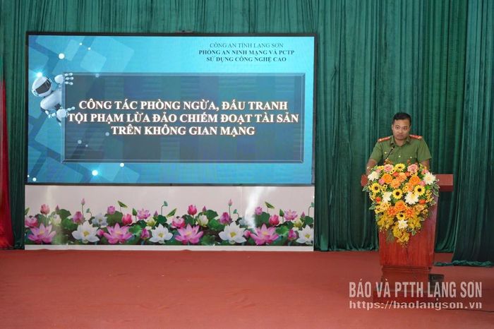Cán bộ Phòng An ninh mạng và Phòng, chống tội phạm sử dụng công nghệ cao (Công an tỉnh) tuyên truyền tại chương trình