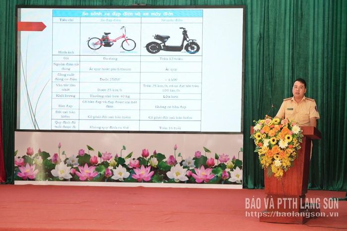 Cán bộ Phòng Cảnh sát giao thông (Công an tỉnh) tuyên truyền nội dung Luật Trật tự, an toàn giao thông đường bộ tại chương trình