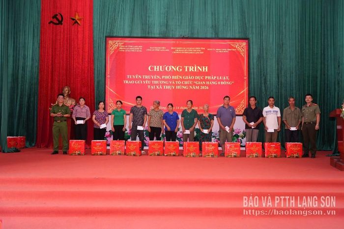 Đại diện các đơn vị trao quà cho các gia đình bị ảnh hưởng bởi dự án xây dựng trường nội trú liên cấp trên địa bàn xã Thụy Hùng