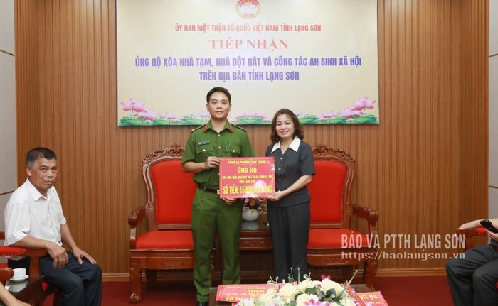Công an phường Tam Thanh ủng hộ kinh phí tại chương trình 