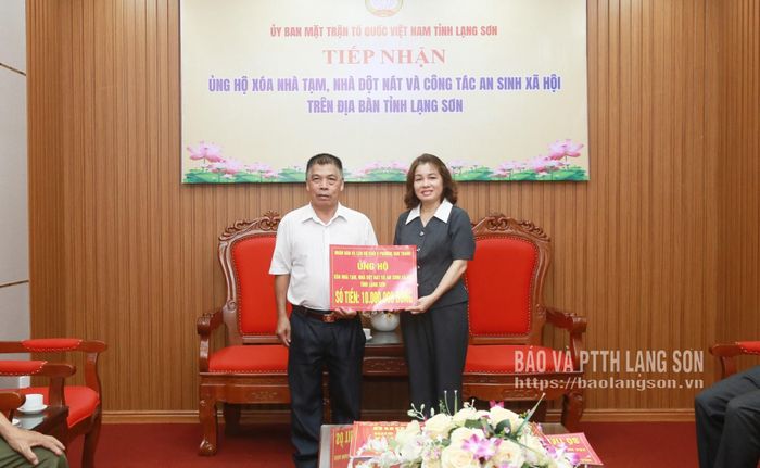 Nhân dân và cán bộ khối 8, phường Tam Thanh ủng hộ kinh phí tại chương trình 