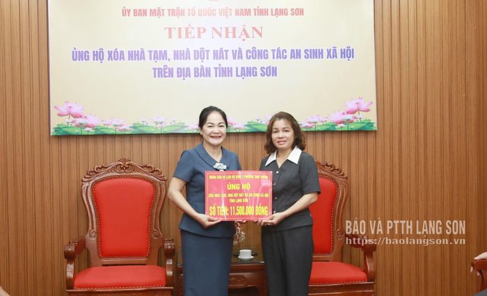 Nhân dân và cán bộ khối 3, phường Tam Thanh ủng hộ kinh phí tại Ủy ban MTTQ Việt Nam tỉnh 