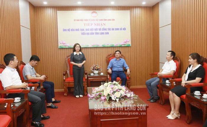 Lãnh đạo Ủy ban MTTQ Việt Nam tỉnh phát biểu cảm ơn các đơn vị đến ủng hộ
