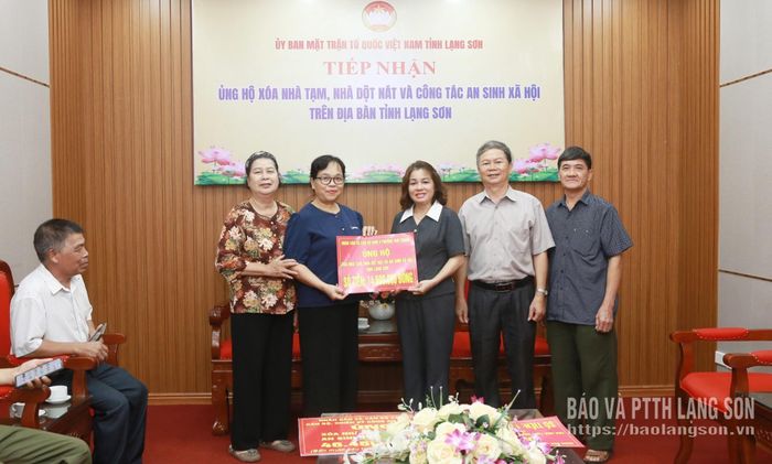 Lãnh đạo Ủy ban MTTQ Việt Nam tỉnh tiếp nhận kinh phí ủng hộ của Nhân dân và cán bộ khối 9, phường Tam Thanh