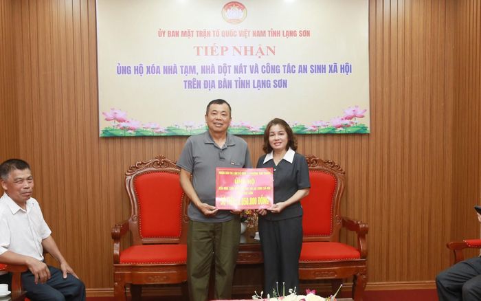 Lãnh đạo Ủy ban MTTQ Việt Nam tỉnh Lạng Sơn tiếp nhận kinh phí ủng hộ của Nhân dân và cán bộ khối 11, phường Tam Thanh