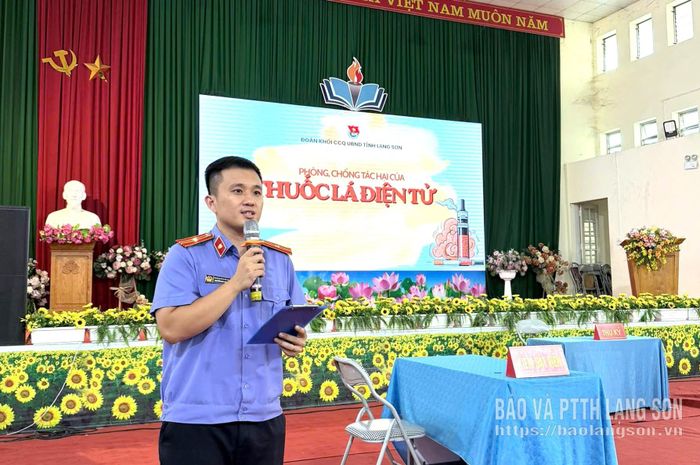 Đại diện Chi đoàn Viện Kiểm sát nhân dân tỉnh tuyên truyền về phòng, chống tác hại của thuốc lá điện tử