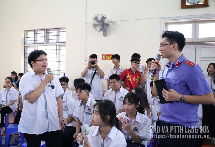 Học sinh tham gia trả lời các câu hỏi liên quan đến phiên tòa giả định