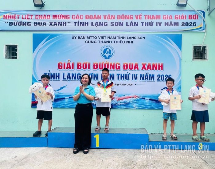 Ban tổ chức trao huy chương cho các vận động viên
