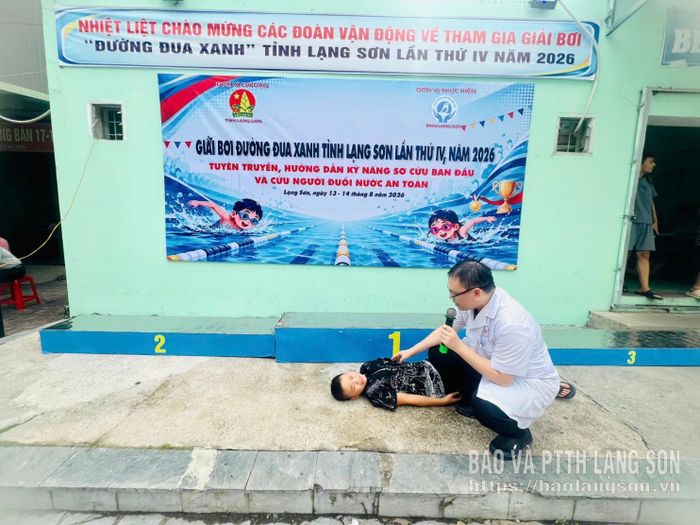 Ban tổ chức hướng dẫn kỹ năng sơ cứu ban đầu cho người đuối nước 