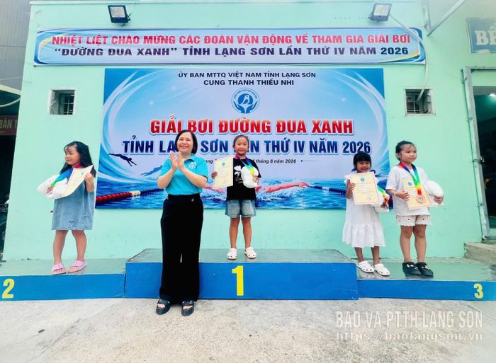 Ban tổ chức trao huy chương cho các vận động viên