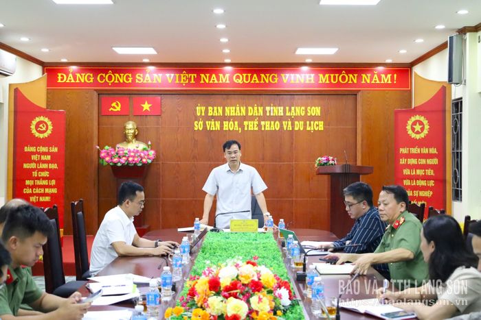 Lãnh đạo Sở Văn hóa, Thể thao và Du lịch phát biểu kết luận cuộc họp