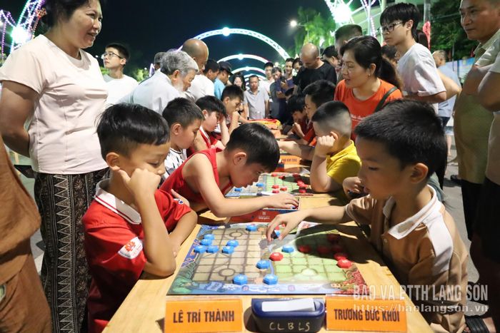 Các kỳ thủ nhí tham gia Kỳ đài Lạng Sơn tại Không gian văn hóa đường Hùng Vương