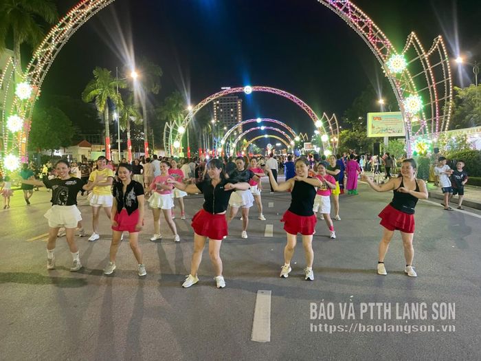 Người dân tham gia các hoạt động tại Không gian văn hoá đường Hùng Vương, phường Lương Văn Tri
