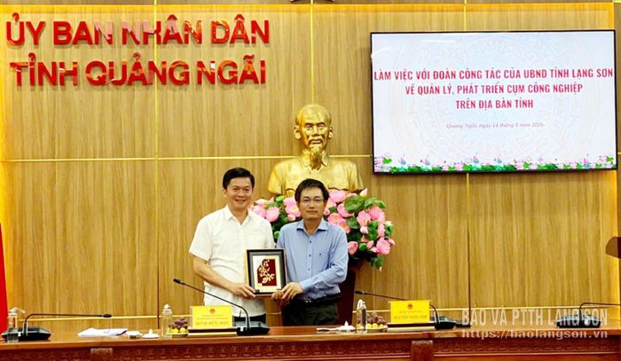 Lãnh đạo UBND tỉnh Lạng Sơn tặng quà của tỉnh cho lãnh đạo UBND tỉnh Quảng Ngãi