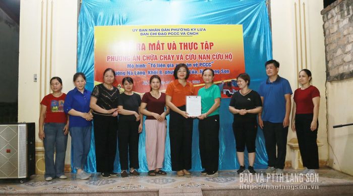 Lãnh đạo UBND phường Kỳ Lừa trao quyết định cho các thành viên "Tổ liên gia an toàn PCCC" đường Na Làng