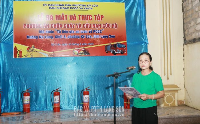Đại diện "Tổ liên gia an toàn PCCC" đường Na Làng phát biểu tại lễ ra mắt mô hình