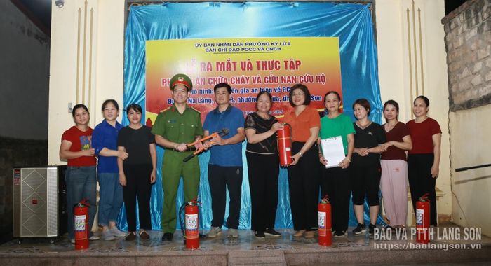 Lãnh đạo Công an phường Kỳ Lừa tặng bình chữa cháy và thiết bị CNCH cho "Tổ liên gia an toàn PCCC" đường Na Làng