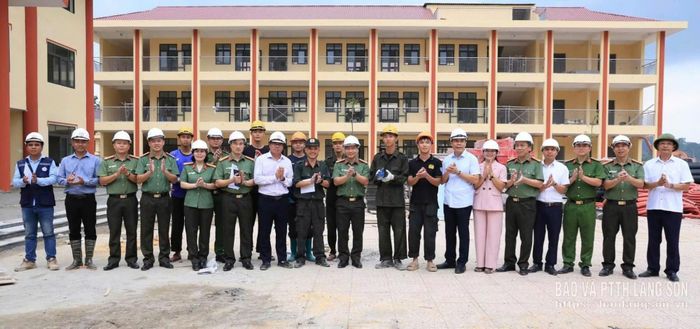 Đồng chí Đại tá Vũ Thanh Tùng, Giám đốc Công an tỉnh tặng quà động viên Chỉ huy trưởng công trường và lực lượng Công an tăng cường tại dự án