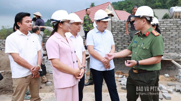 Đồng chí Đại tá Vũ Thanh Tùng, Giám đốc Công an tỉnh kiểm tra tiến độ thi công tại công trình