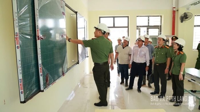 Hệ thống cơ sở vật chất, trang thiết bị được bố trí tại phòng học, bảo đảm các điều kiện phục vụ năm học mới