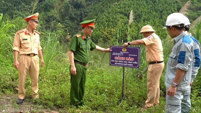 Lực lượng chức năng cắm bổ sung biển cảnh báo tại những khu vực nước sâu, vị trí người dân thường xuyên qua lại ven lòng hồ thủy điện .