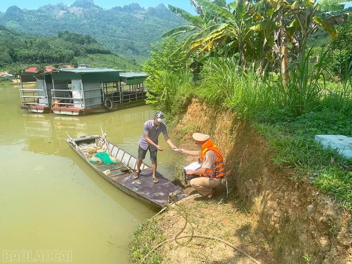 Lực lượng Cảnh sát đường thủy lập biên bản đối với trường hợp không mặc áo phao cứu sinh khi tham gia giao thông đường thủy.
