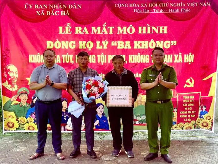 Công an xã Bắc Hà tặng quà dòng họ Lý.
