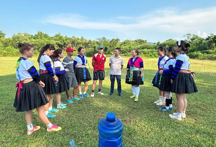 Lãnh đạo xã thường xuyên thăm hỏi, động viên đội bóng.