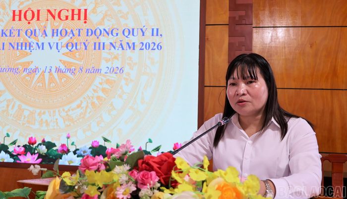 Đồng chí Tạ Ngọc Hoa - Chủ tịch UBND phường, Trưởng Ban đại diện Hội đồng Quản trị Ngân hàng Chính sách xã hội phường phát biểu tại hội nghị.