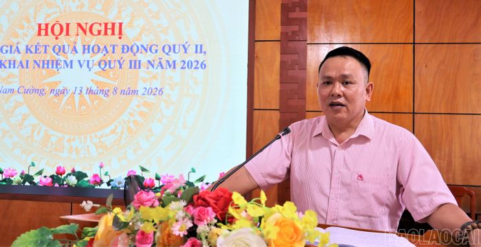 Đồng chí Đỗ Ngọc Long - Phó Giám đốc Chi nhánh Ngân hàng Chính sách xã hội tỉnh Lào Cai phát biểu tại hội nghị.