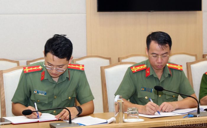 Đại diện lãnh đạo và các phòng chuyên môn Công an tỉnh tham dự buổi làm việc.