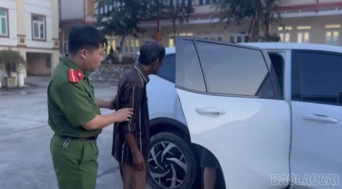Lực lượng công an hỗ trợ đưa ông Đặng Văn Hồng trở về gia đình an toàn sau khi xác minh nhân thân.