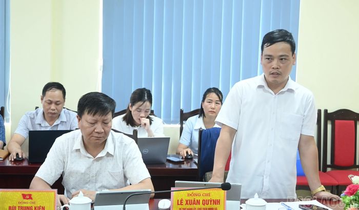 Lãnh đạo xã Nậm Chày báo cáo tại buổi làm việc.
