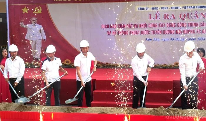 Các đại biểu thực hiện nghi thức khởi công dự án.