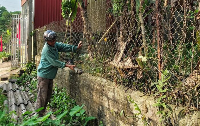 Người dân phá dỡ tường rào, tạo thuận lợi cho việc triển khai dự án.