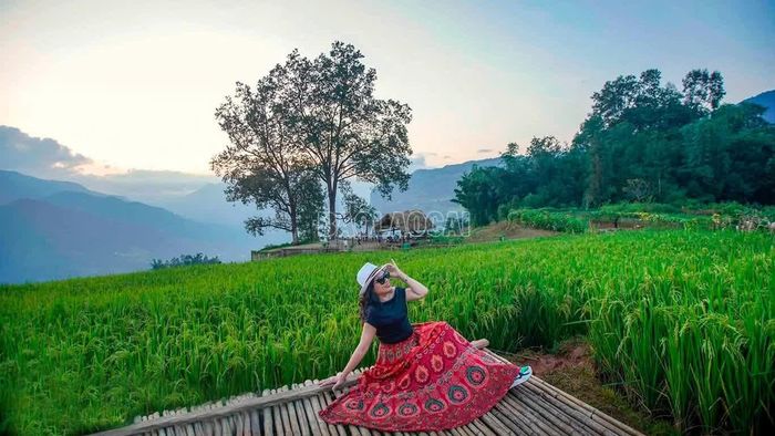 Thời điểm này đang vào mùa lúa xanh, những thửa ruộng bậc thang trải dài giữa thung lũng Choản Thèn tạo cảnh sắc tươi xanh trước khi chuyển vàng vào tháng 9.