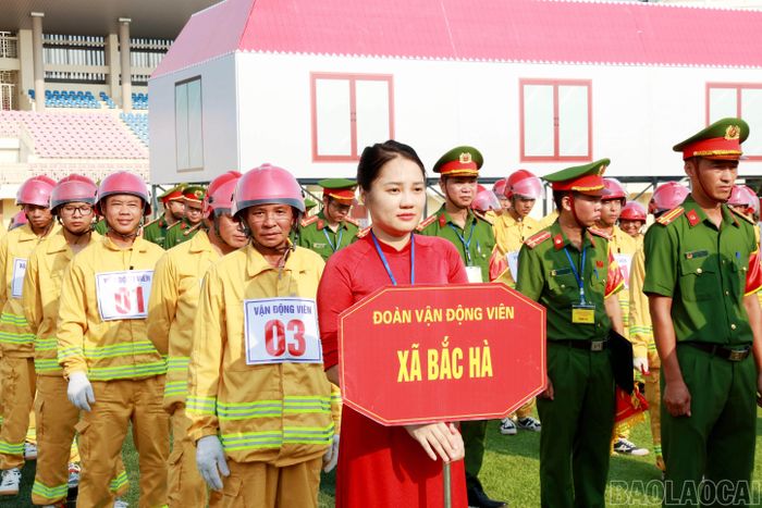 Thành viên các Tổ liên gia được sự hướng dẫn, huấn luyện kỹ năng từ công an các xã, phường.