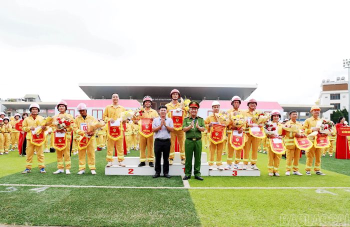 Ban tổ chức tặng hoa và trao giải cho các đội thi có thành tích xuất sắc.