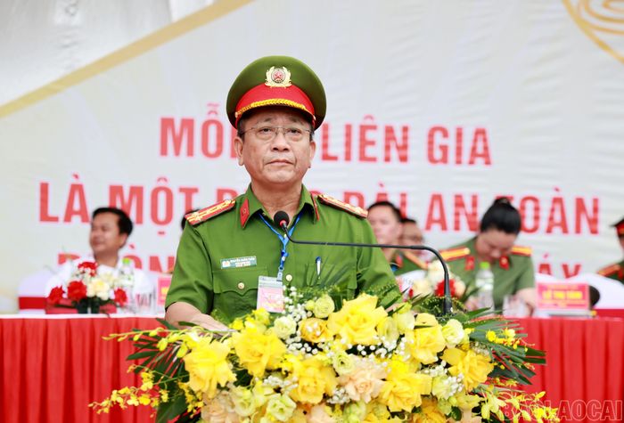 Đại diện lãnh đạo Công an tỉnh phát biểu tại hội thi.