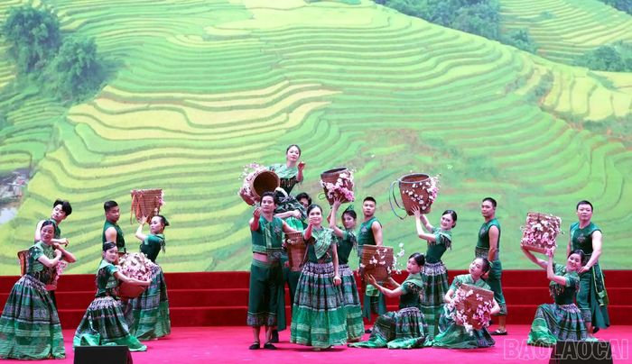 Hát mừng quê hương đổi mới, khối đại đoàn kết toàn dân tộc ngày càng bền chặt.