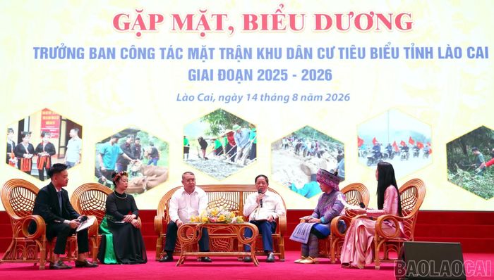 Các điển hình tiên tiến giao lưu, chia sẻ kinh nghiệm.