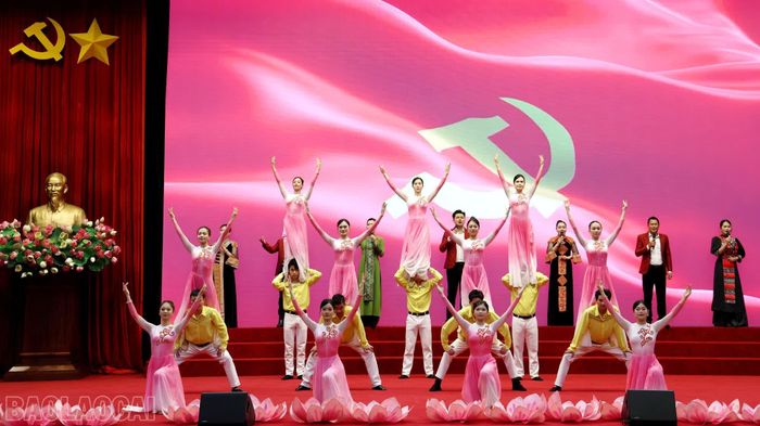 Biểu diễn văn nghệ chào mừng.