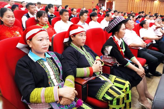 400 trưởng ban công tác mặt trận dự chương trình.