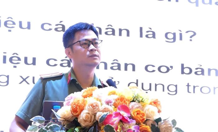  Thiếu tá Cao Ngọc Thắng - Phó Đội trưởng Đội 1, Phòng PA05, Công an tỉnh Lào Cai, truyền đạt các nội dung tại hội nghị tập huấn. 
