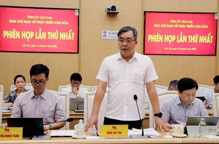 Lãnh đạo Sở Văn hóa - Thể thao và Du lịch tỉnh báo cáo kết quả triển khai Nghị quyết 80 trong 7 tháng đầu năm trên địa bàn tỉnh.