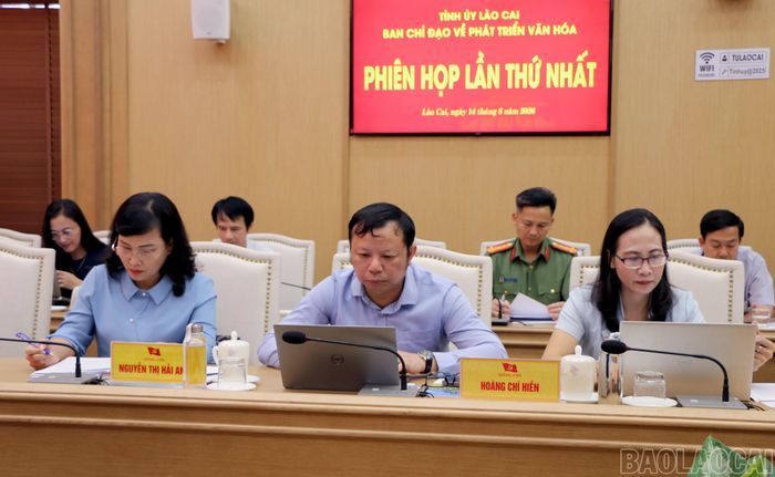  Các thành viên Ban Chỉ đạo tham dự phiên họp. 