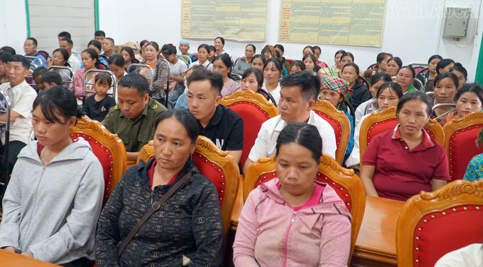 Người dân tham dự buổi lễ.
