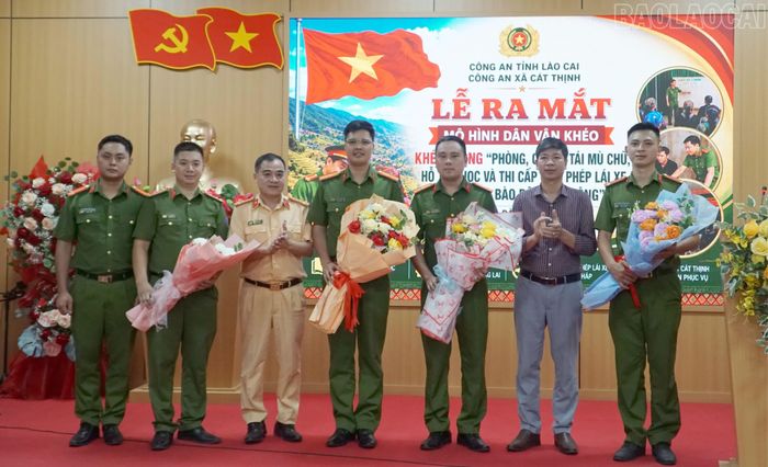 Phòng PC08 và xã Cát Thịnh tặng hoa Ban Chỉ đạo mô hình.